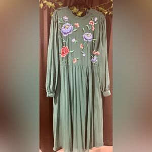 ☆ BEAUTIFUL EMBROIDERED GREEN DRESS ☆